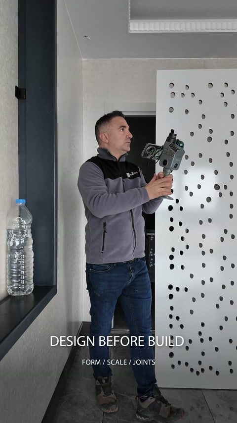 Il tecnico dirige lo scanner portatile verso i dettagli del soffitto e del divisorio.