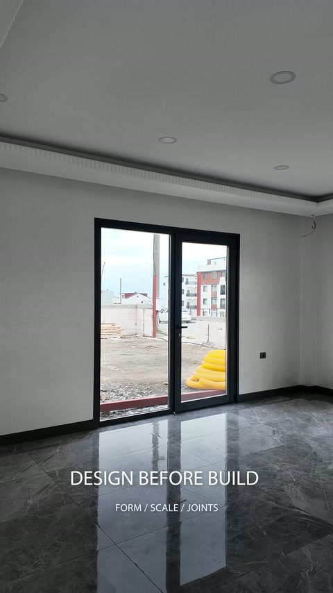 Una vista interna ampia mostra la cornice perimetrale intorno al soffitto ribassato.