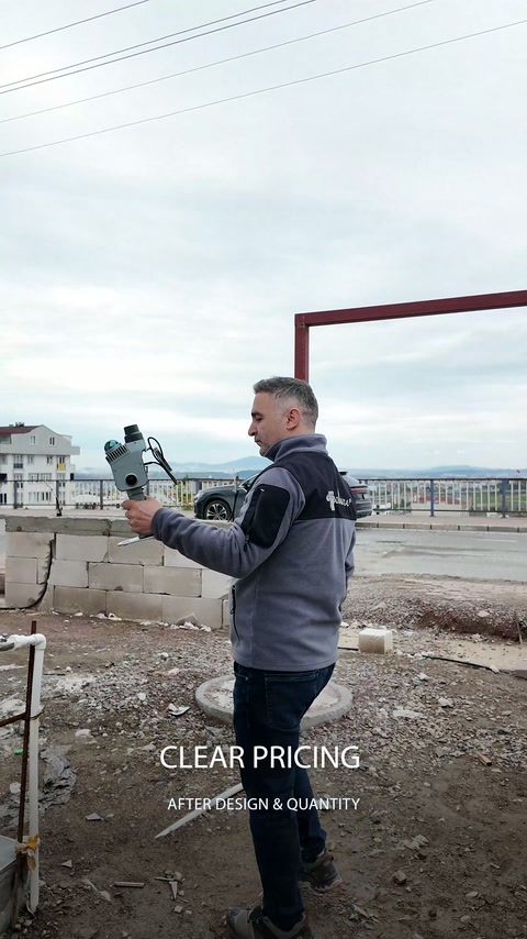 Il tecnico scansiona i confini esterni e l’area di cantiere circostante.
