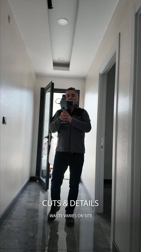 Il tecnico avanza nel corridoio scansionando pareti, porte e soffitto.