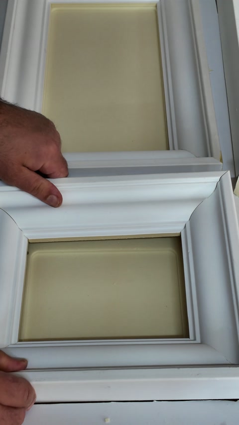 Dikdörtgen panel çerçevesinin köşe uyumu elle kontrol ediliyor