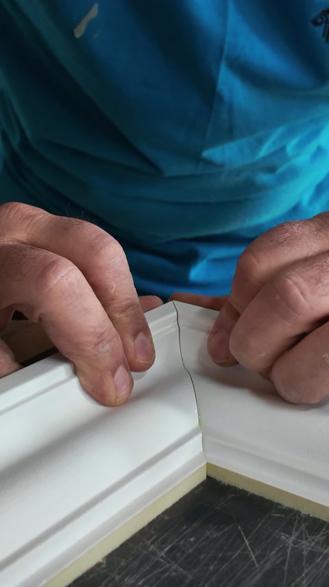 Gönye kesimli profil köşesi parmaklarla hizalanarak kontrol ediliyor