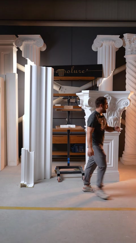 Pannelli di colonna a lesena e modanatura da pavimento esposti insieme in officina