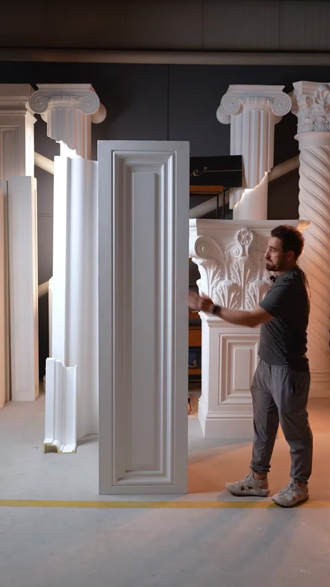 Alto pannello di architrave per porta scolpito in posizione verticale che mostra il dettaglio del bordo