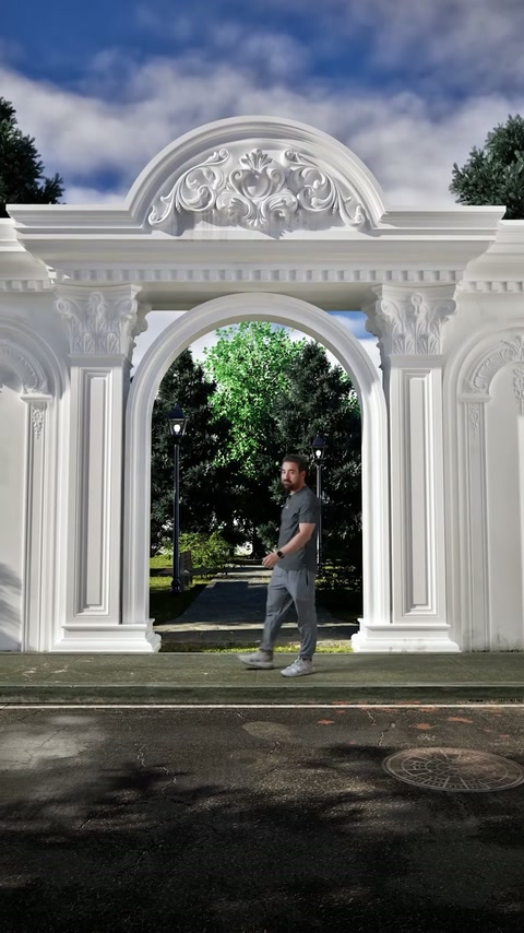 L'operatore si trova sotto l'arco incorniciato da modanature architettoniche ornate.