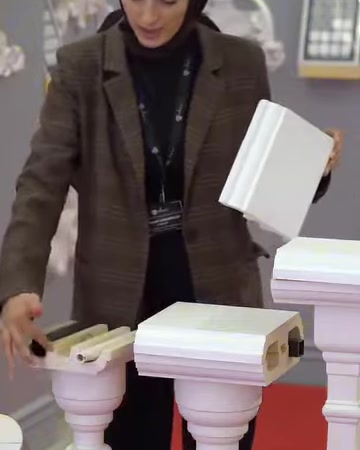 Mentre presenta un campione di corrimano, il presentatore indica gli spazi vuoti del canale inferiore.