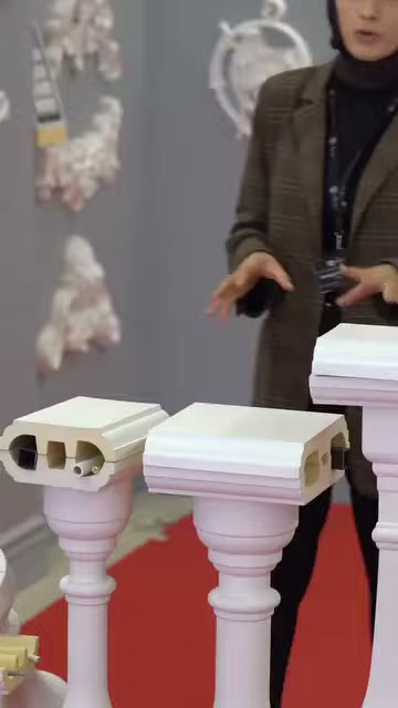 Due diversi profili superiori vengono confrontati su montanti decorativi bianchi.
