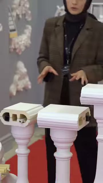 Il presentatore indica le forme di superficie superiore dei pezzi di cornicione con canale.