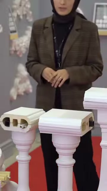 Due modelli di cornicione sono presentati insieme sopra i montanti decorativi.