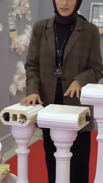 Esempi di cornicione con canale e a copertura sono esaminati fianco a fianco.
