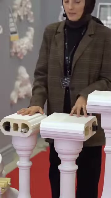 Profili in poliuretano bianco sono esposti su corpi di balaustra decorativi.