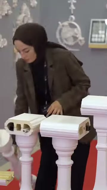 Il pezzo decorativo verticale è posizionato accanto all'esempio di cornicione a sezione.