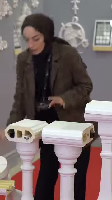 Il cornicione a sezione e il profilo a copertura sono esaminati insieme sullo stand.