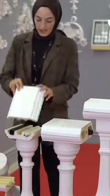 Il copritop bianco viene sollevato dal corpo di cornicione con canale.