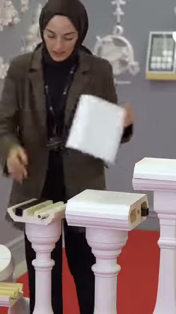 Il pezzo di copertura estratto è tenuto sopra lo spazio del profilo aperto.