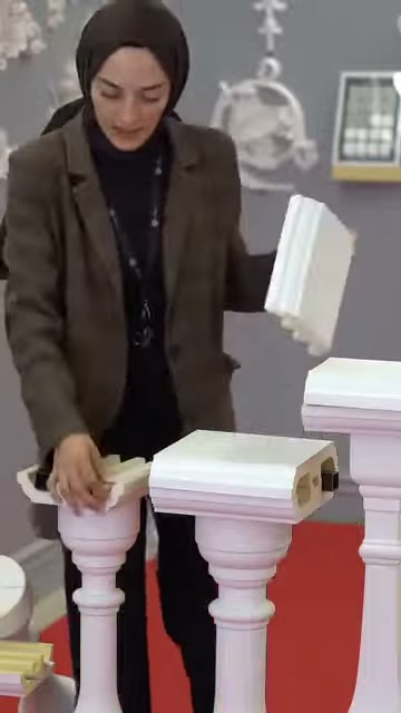 Il presentatore tocca i pezzi del canale interno mentre tiene il copritop del profilo.