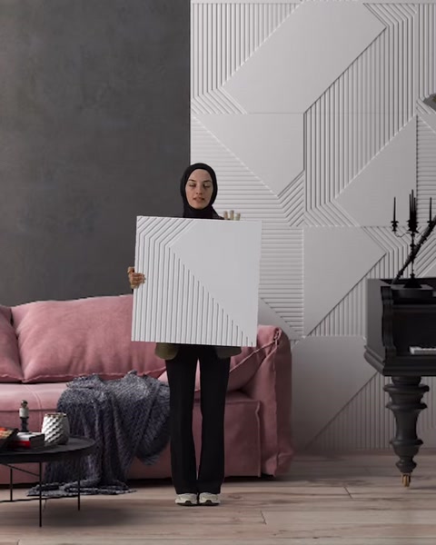 Un pannello decorativo in poliuretano decorato è esposto davanti a una parete rivestita con pannelli geometrici.