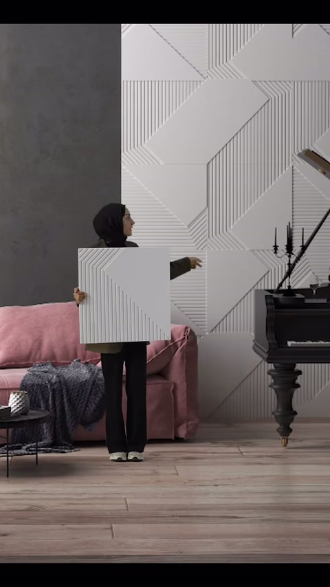 Pannello decorativo con righe in primo piano mentre il presentatore indica il dettaglio della parete