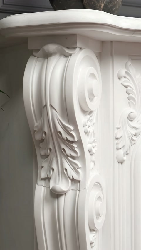 Beyaz yan desteğin spiral kıvrımı, oluklu gövdeyle birleşiyor.