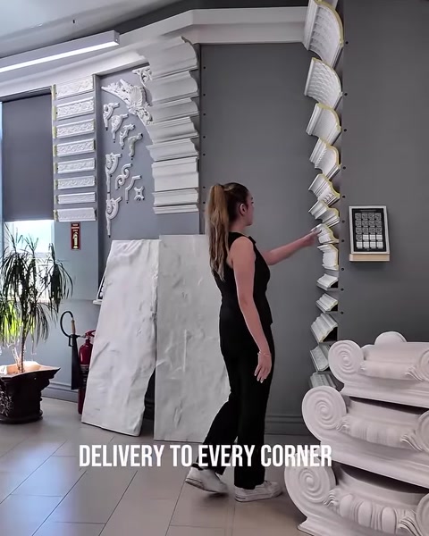 Design di colonna a spirale contorta visualizzato sulla parete della sala