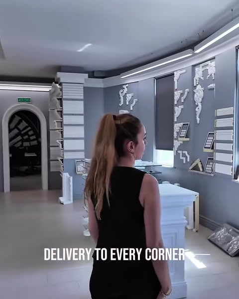 Arco che conduce a una sala di modelli di colonne e pilastri
