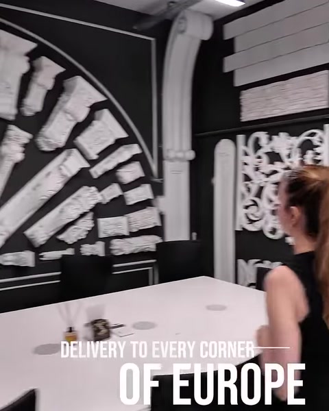 Pannelli di ornamenti decorativi disposti lungo un arco curvo