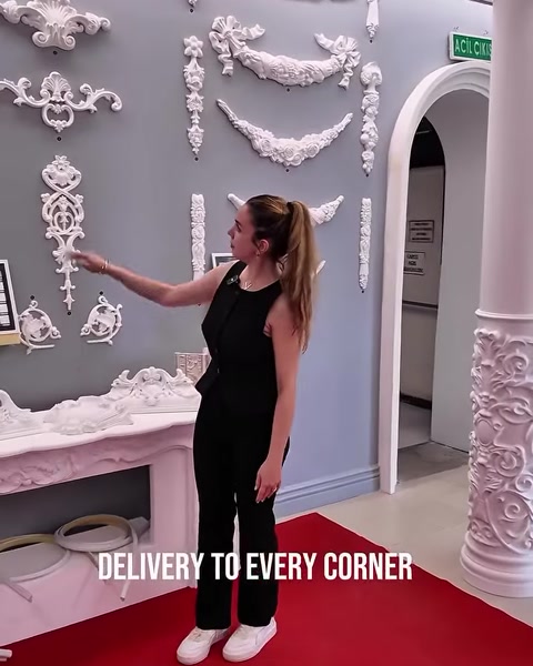 Donna che raggiunge un ornamento in stile piedistallo sul display
