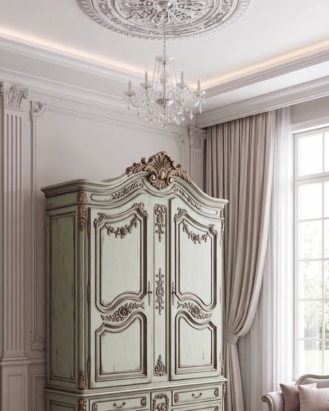 Soggiorno con soffitto semplice, lampadario in cristallo e armadio d'epoca