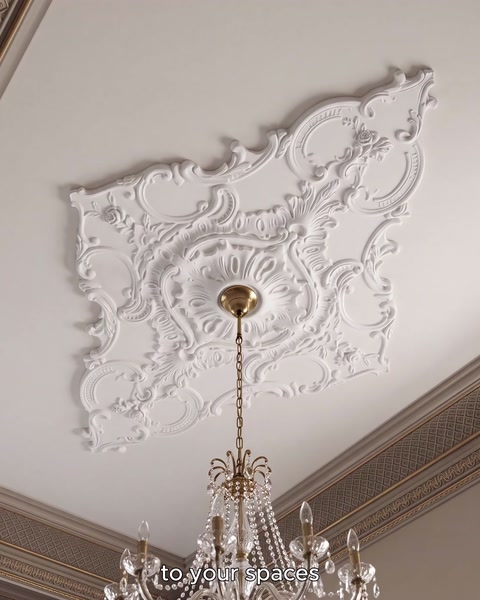 Rosone da soffitto bianco minimalista montato sopra la catena di un lampadario a sospensione