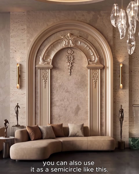 Interno beige con contorno ad arco decorato realizzato con elementi in modanatura da rosone