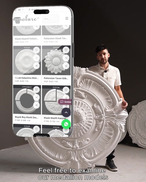 Uomo che tiene in mano un rosone accanto a uno schermo di telefono con catalogo prodotti online