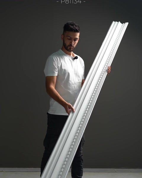 Lined fine-patterned cornice model held
