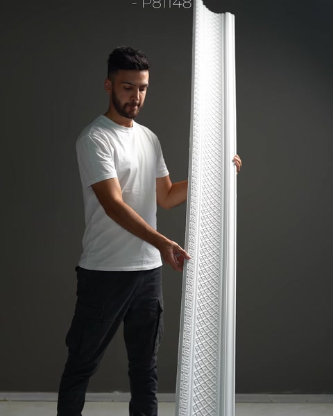 Simple line-free cornice profile held