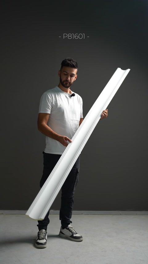 Un ampio profilo curvo di cornice dal design semplice viene mostrato frontalmente.