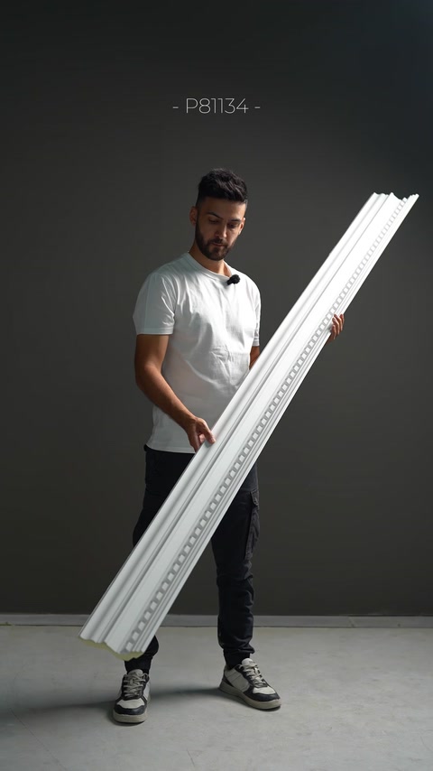 Un elegante modello di cornice con una fila di perline viene presentato in diagonale.