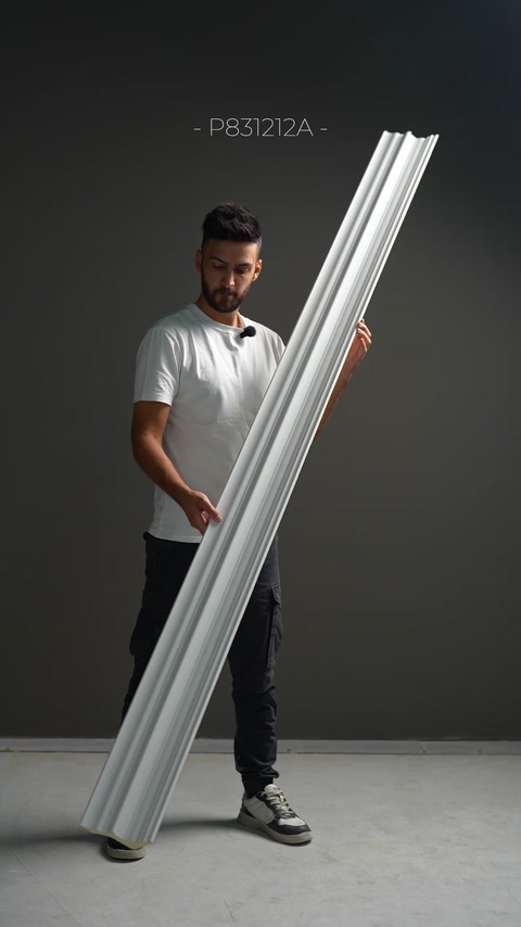Un profilo curvo di cornice dalle linee semplici viene tenuto in diagonale.