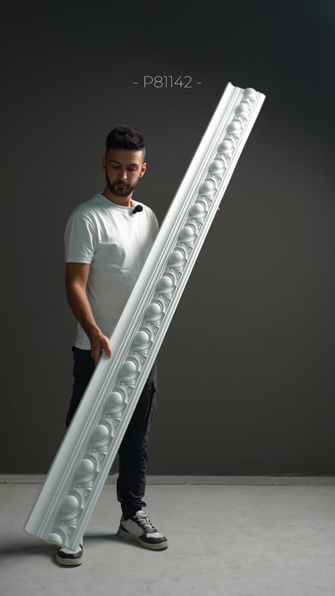Un profilo di cornice con motivo a ovuli viene mostrato in diagonale.