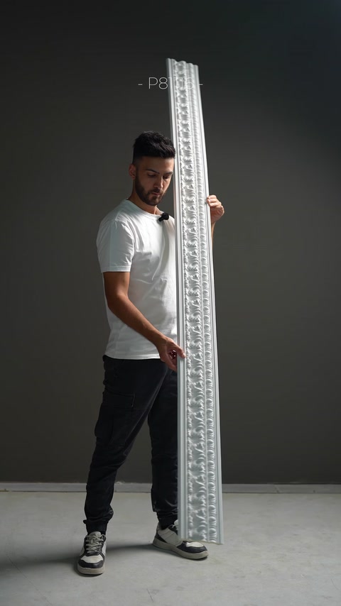 Un profilo stretto di cornice con numerosi piccoli motivi viene mostrato frontalmente.