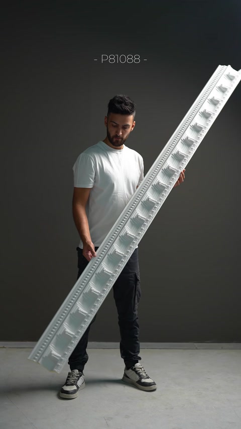 Un modello di cornice con rilievi geometrici ripetuti viene mostrato tenendolo in mano.
