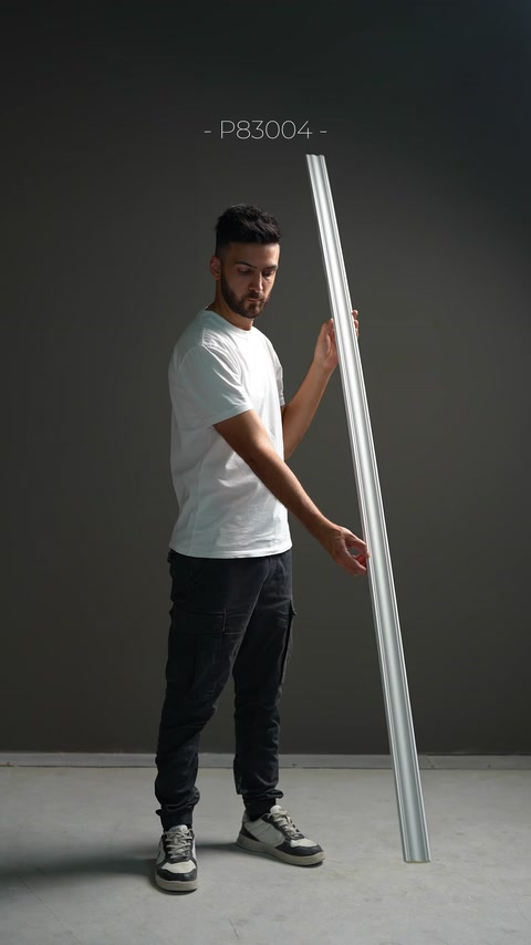 Un profilo di cornice dalle linee sottili e semplici viene tenuto in verticale.