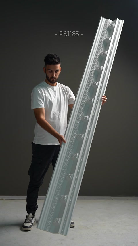 Viene mostrato un ampio profilo di cornice con dettagli decorativi sul bordo.