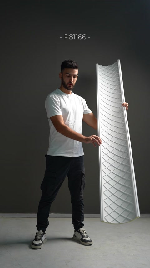 Un modello curvo di cornice con motivo a losanghe diagonali viene presentato.