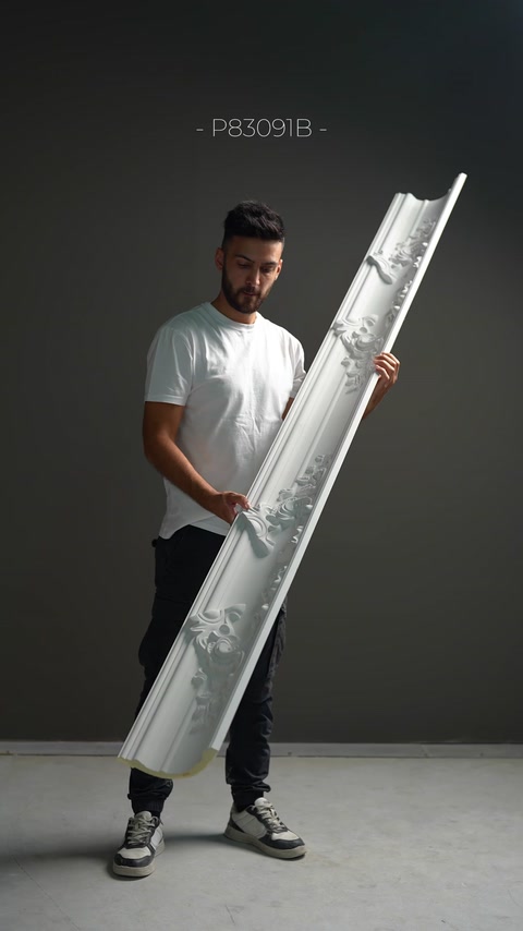 Una cornice con rilievi floreali e una linea incavata viene mostrata.