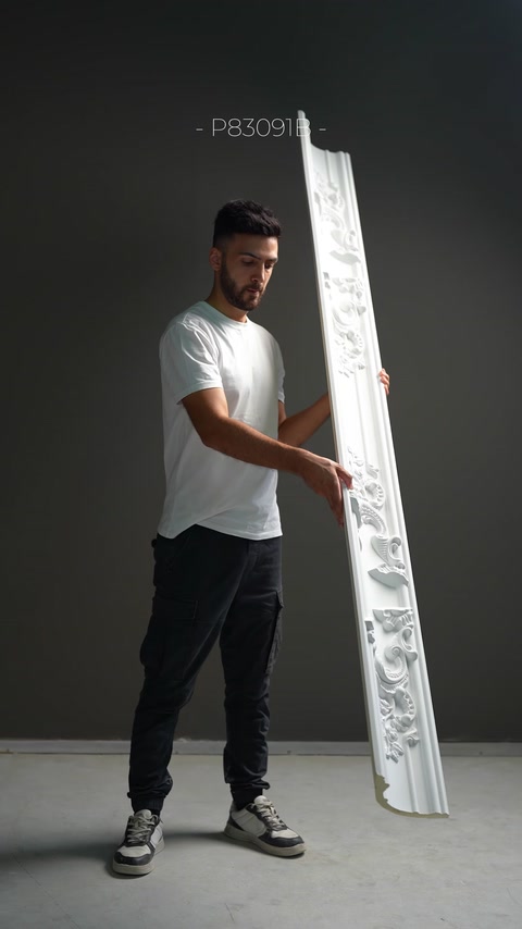 Un profilo di cornice con motivi di foglie di vite viene presentato in verticale.