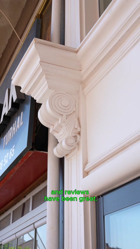 Pilastro con capitello a voluta e dettaglio della cornice all'angolo della facciata
