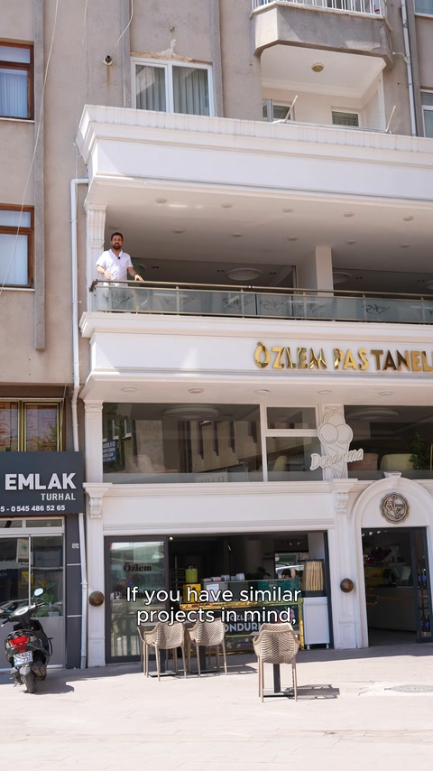 Facciata generale dell'edificio della pasticceria completata con balconate e profili decorativi