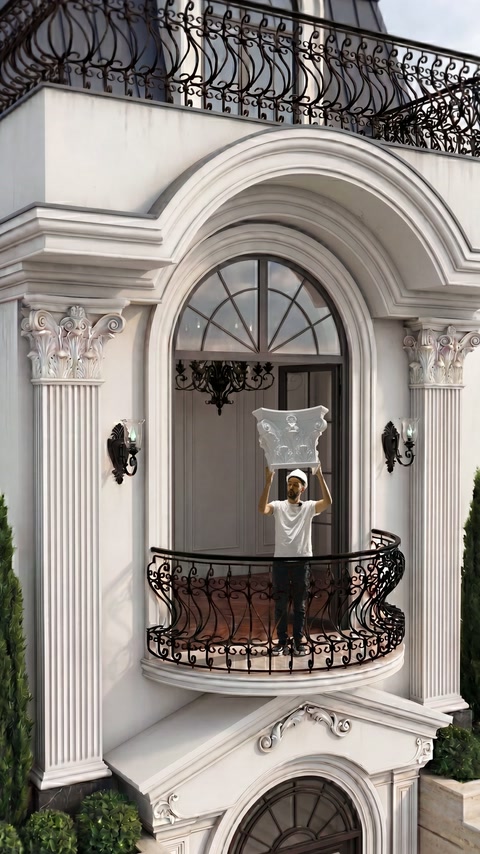 Capitello lavorato di forma quadrata mostrato frontalmente sulla facciata del balcone ad arco