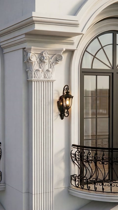 Contorno di finestra ad arco completato con capitello a volute e pilastri scanalati