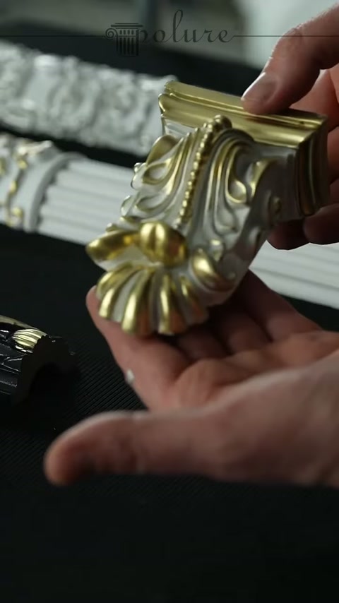 L'elemento decorativo finito con tonalità metallizzate viene mostrato tenendolo in mano