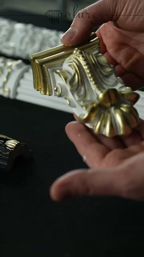 La superficie in rilievo dell'elemento decorativo completato viene mostrata da un'altra angolazione